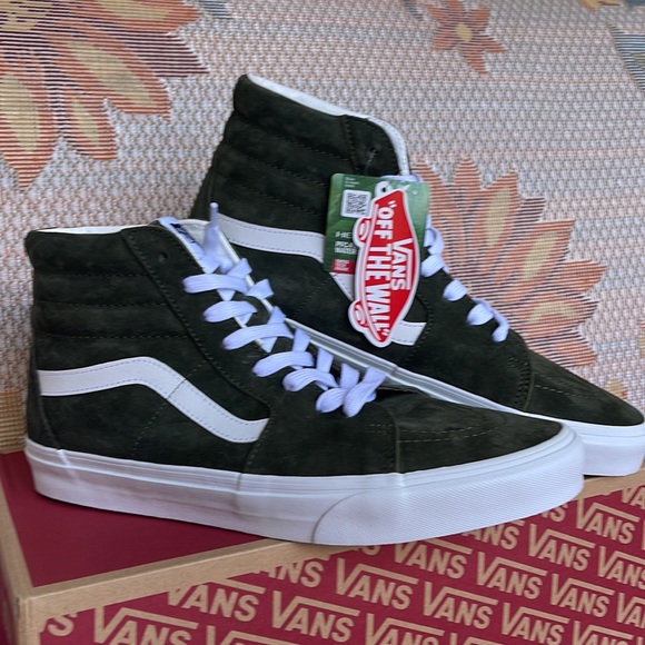 Vans WMNS Sk8-Hi
Pig Suede Grape Leaf
VN0A4BVT50K
Sneakers - Picture 7 of 16